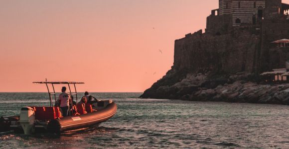 Cinque Terre: Tour in barca al tramonto con aperitivo e bevande