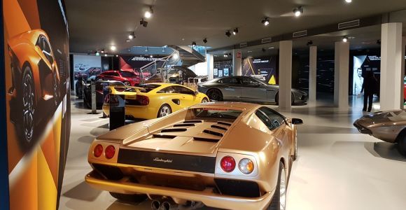 Da Bologna: tour privato di un giorno ai musei Lamborghini e Ferrari