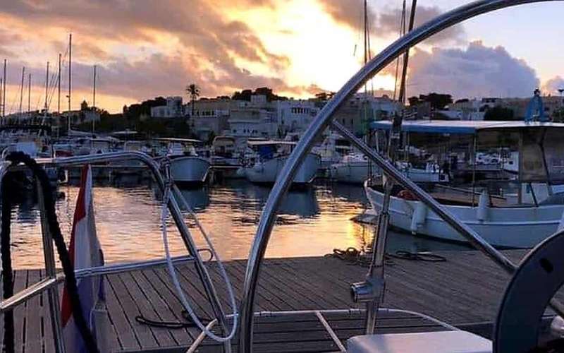 Leuca: Guided Night Boat Tour with Dinner at Anchor and Relaxation among the Waves
