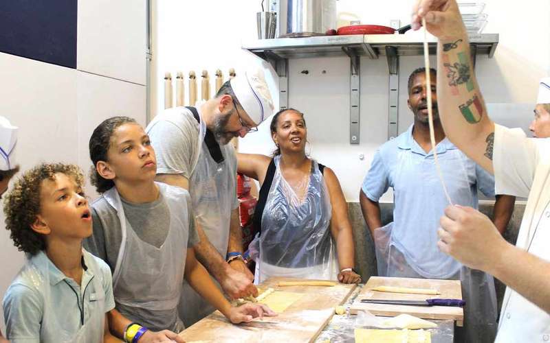 Nápoles: Clase de elaboración de pasta con entrante y bebida