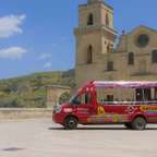 Matera nyitott tetejű buszos körút sziklalakás-megállóval