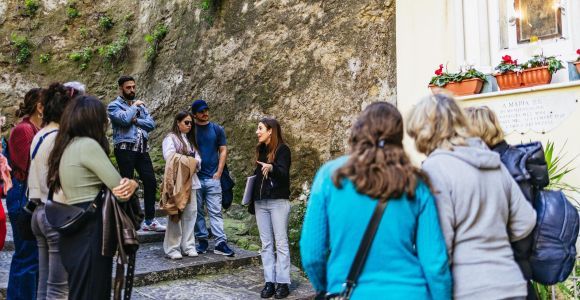 Visite pied panoramique de Naples entre quartiers riches et pauvres