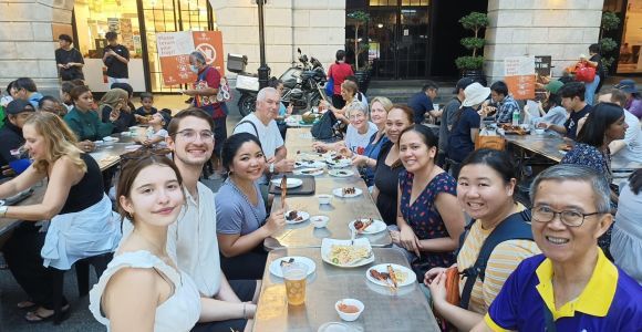 Singapore: Tour guidato della cultura hawker e del cibo di strada di notte