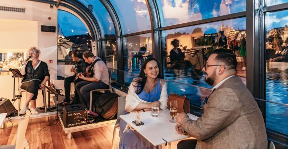 Prague : dîner-croisière touristique en bateau à toit ouvert