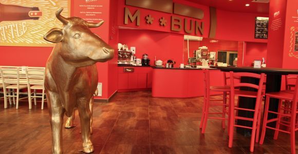 Магазин гамбургеров MBun и открытый автобус в Турине