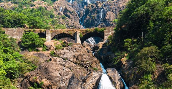 Espiritualidad de Goa con la Excursión de un Día a las Cataratas de Dudhsagar en coche