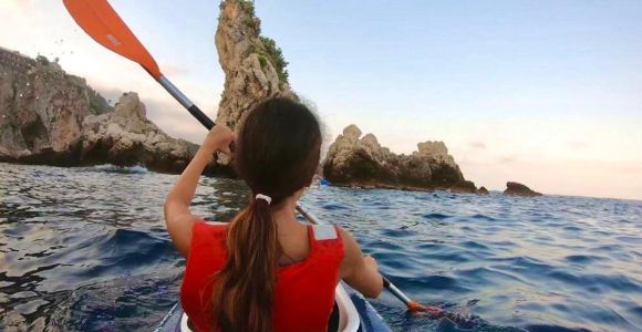 Taormina: tour costiero in kayak all'Isola Bella e alla Grotta Azzurra