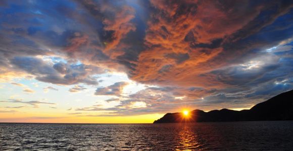 Cinque Terre: Crociera al tramonto con aperitivo a bordo