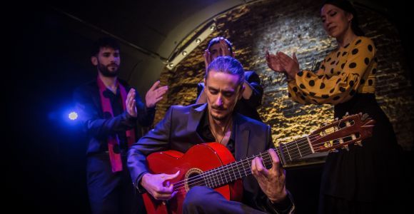 Madrid: La Cueva de Lola Flamenco Show Tickets mit Getränk
