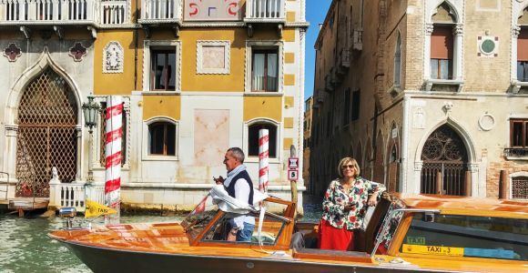 Venecia: Traslado privado desde la estación de tren en taxi acuático
