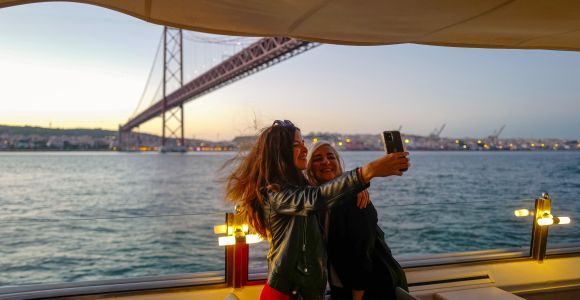 Lisboa: Crucero por el Tajo al Atardecer con Bebida de Bienvenida