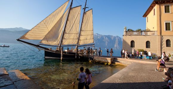 Malcesine: Crucero en Velero por el Lago de Garda al Atardecer con Aperitivo