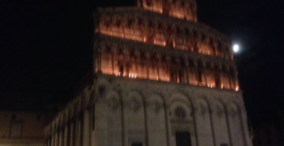 Lucca : Visite guidée de la ville de nuit à pied