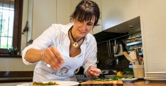 Aosta: lezione di cucina casalinga privata e pasto con un locale