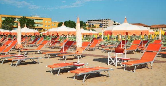 Riccione: Strandschirm und Liegestühle am Strand Nr. 209