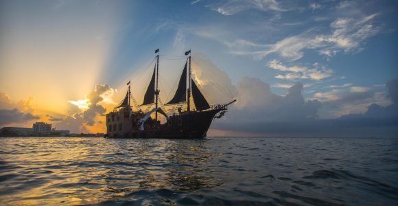 Cancún: Crociera con cena pirata Jolly Roger