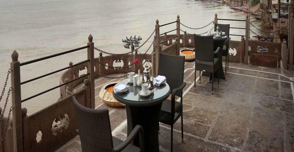 Varanasi: Morning Aarti with Boat Ride & Rooftop Breakfast