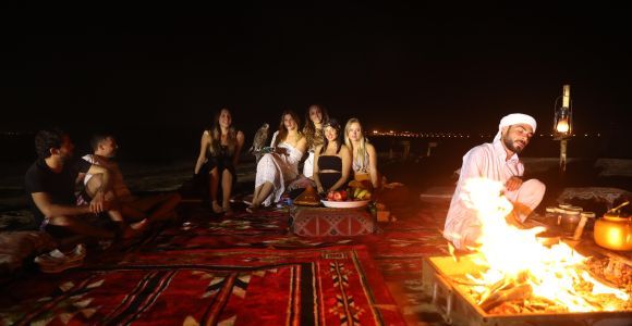 Dubai: Safari nel deserto con pernottamento, cammelli, cena e osservazione delle stelle