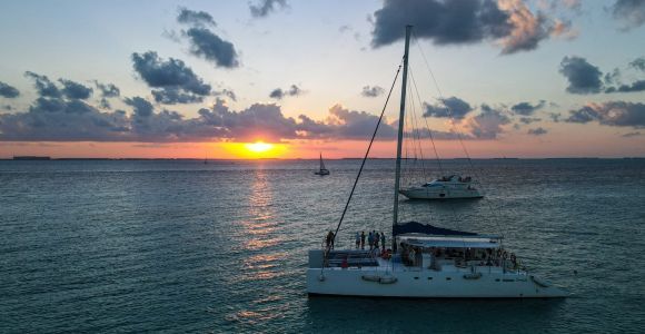 Z Cancún: rejs katamaranem o zachodzie słońca na Isla Mujeres