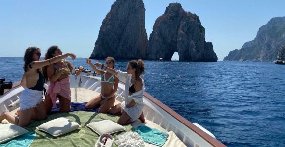 Капри: круиз на лодке по острову и гротам с закусками и напитками