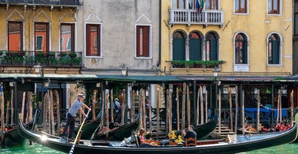 Venecia: Paseo privado en góndola fuera de los caminos trillados