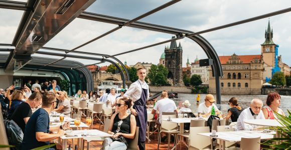 Praga: crociera sul fiume Moldava con pranzo su barca dal tetto trasparente