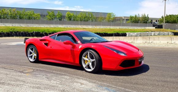 Милан: тест-драйв Ferrari 488 на гоночной трассе