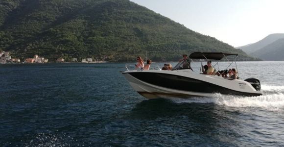 Kotor : Excursion d'une journée à la grotte bleue et au bateau de plage avec baignade et brunch