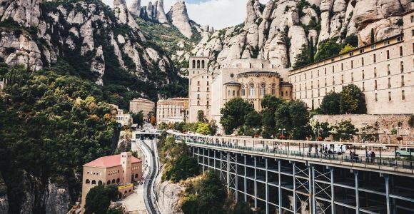Da Barcellona: tour a Montserrat con treno a cremagliera e Madonna Nera