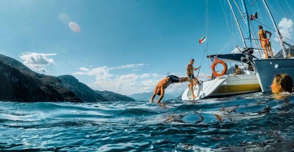 Valmadrera: Gita in barca a vela sul lago di Como con Prosecco e snack