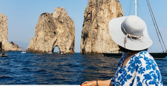Из Сорренто: экскурсия на лодке с гидом по Капри и природный парк Иеранто