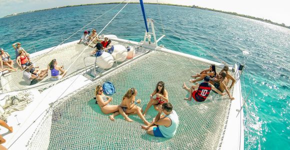 Da Cancun: crociera in catamarano a Isla Mujeres con open bar
