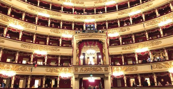 Mediolan: Zwiedzanie muzeum La Scala z opcjonalnym autobusem Hop-on Hop-off