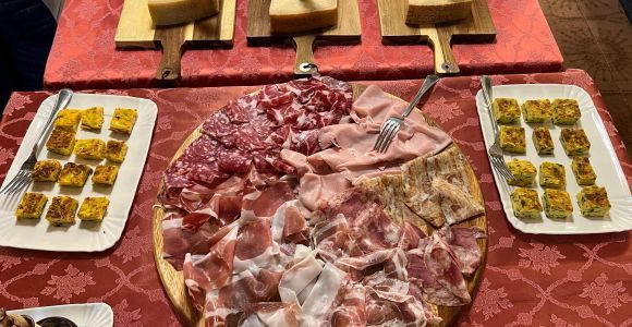 Bologna/Modena: Parmigiano, Ferrari und Wein-Tour mit Mittagessen