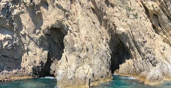 Elba Island: Guided boat tour to the Pomonte shipwreck and the Blue Grotto