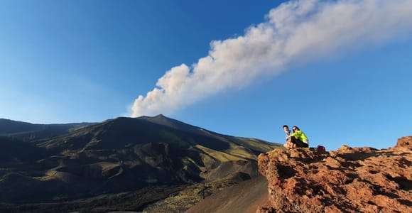 De Taormina: Excursão ao Etna com caminhada, visita à caverna e degustações