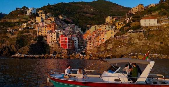 Cinque Terre: Kreuzfahrt bei Sonnenuntergang mit Aperitif an Bord