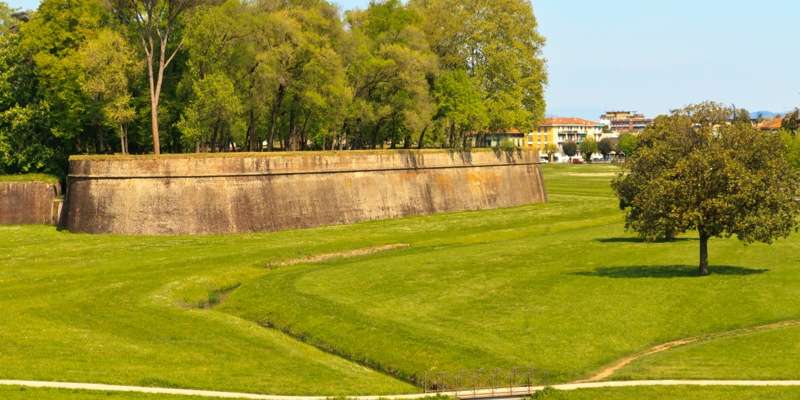 De muren en poorten van Lucca