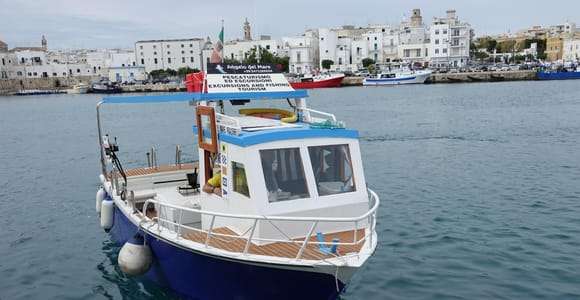 Båtutflykt till Polignano A Mare (norr om Monopoli)