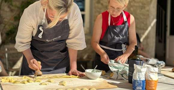 Lucca: clase práctica de cocina toscana con vino en una granja ecológica