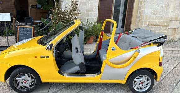 Les Sassi en toute détente avec la Fiat 600 cabriolet