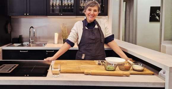 Parma: Fresh Pasta Experience in the Historic Center with Wine and Parmigiano Reggiano