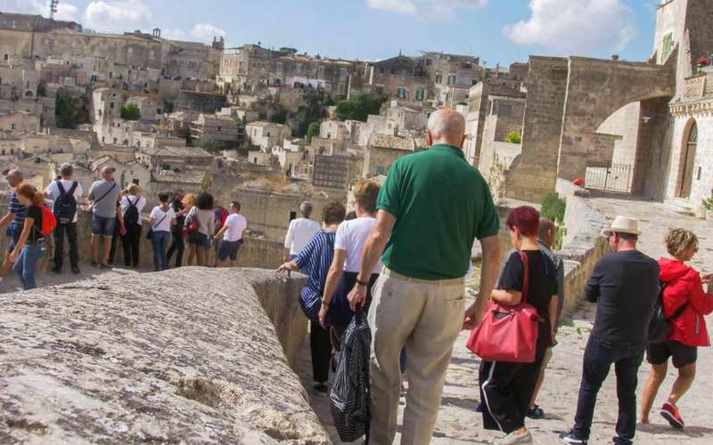 Vezetett séta a Sassikban, helyi történetekkel – Matera