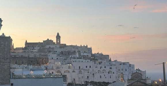 Ostuni: Privat Tuk Tuk-tur med aperitif