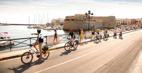 Lecce: Tour en bicicleta eléctrica a Gallipoli con baño y taxi de vuelta