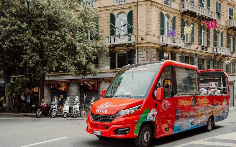 Nyitott tetejű busz Portofinóba Genovából, fel- és leszállási lehetőséggel
