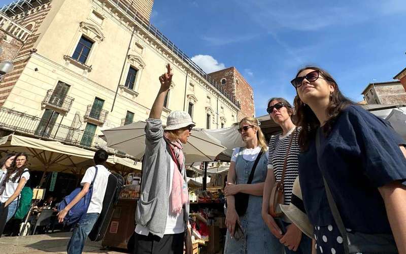 Verona Small Group Walking Tour of Arena and Juliet's House