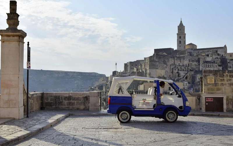 Matera tuk-tuk-túra hangos idegenvezetővel és barlanglakással