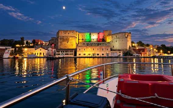 Paseo en catamarán por el puerto de Brindisi y su castillo