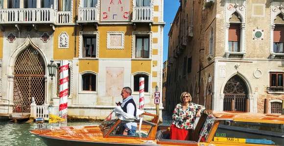 Venecia: Traslado privado desde la estación de tren en taxi acuático